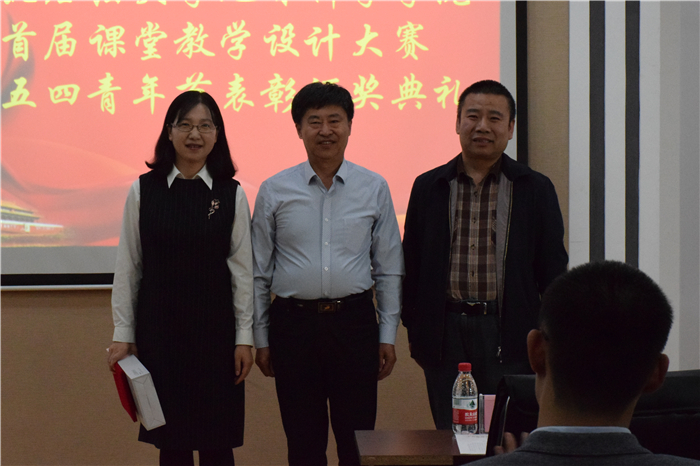 1525672760206022316.jpg 7原东北石油大学副校长、地科院博士生导师吕延防为特别展示奖获奖者颁奖.jpg