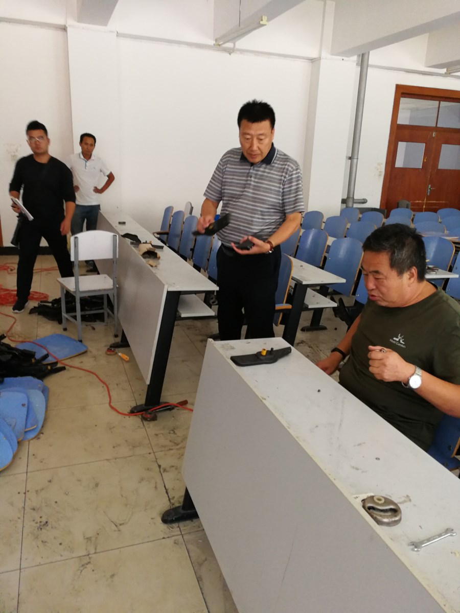 教学楼排椅维修现场_副本.jpg