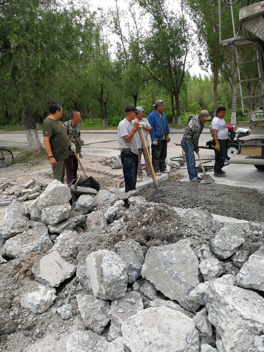 校园破损路面修复现场_副本.jpg
